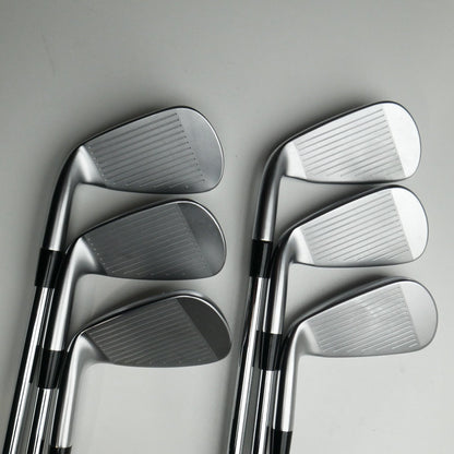 Used Mizuno JPX 923 Hot Metal Iron Set / 5 - PW / Stiff Flex